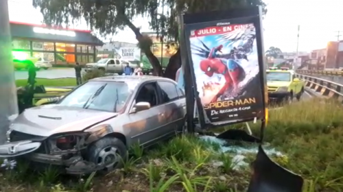 Conductora y sus hijos salen ilesos de grave accidente en zona 9