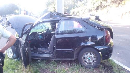 Veh&iacute;culo protagoniza un aparatoso accidente en El Naranjo