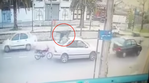 Motorista sale ileso tras protagonizar un insólito accidente