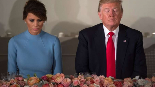 &iquest;Error o confesi&oacute;n? Melania Trump da "like" a cr&iacute;tica contra su esposo