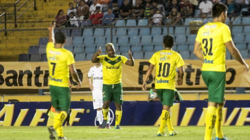 Suchitep&eacute;quez recibe castigo por insultos racistas a Darwin Oliva