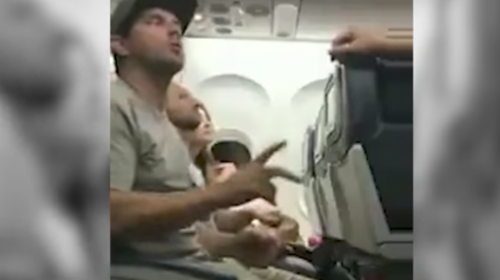 Aerol&iacute;nea expulsa del avi&oacute;n a una familia con dos beb&eacute;s