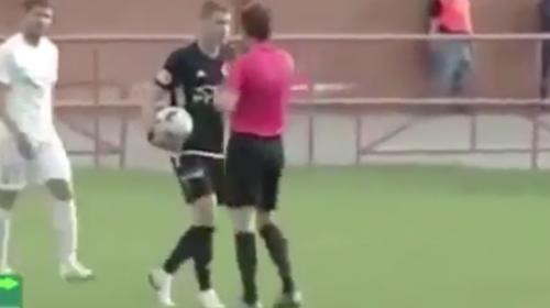 &iexcl;Ins&oacute;lito! &Aacute;rbitro agrede y luego expulsa a un jugador en Rusia