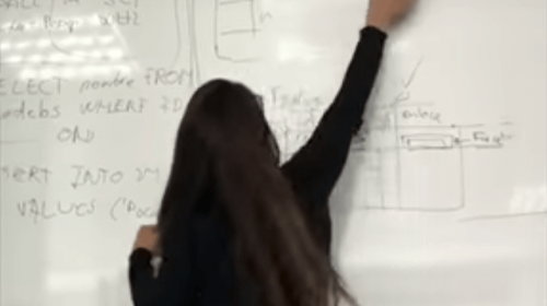 La verdad detr&aacute;s del video viral de la profesora borrando el pizarr&oacute;n