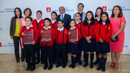 Una entidad bancaria dona material did&aacute;ctico a centros educativos 