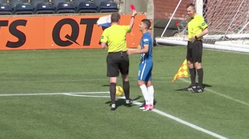 ¡Insólito! Árbitro expulsa del partido a su juez de línea en Escocia