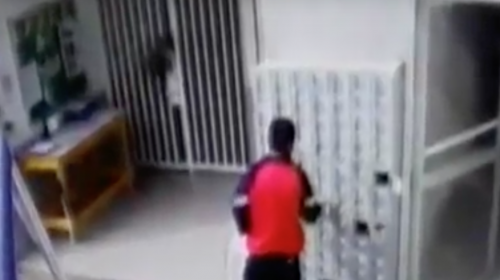 Un hombre llega a una entrevista de trabajo y toma una mala decisi&oacute;n