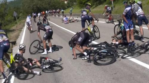 Un motorista produce un grave accidente en el ciclismo