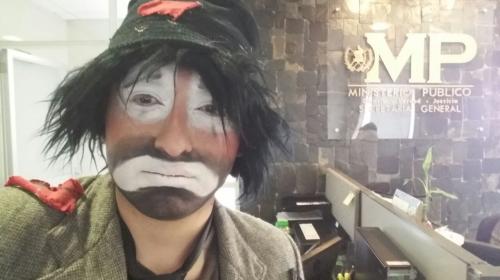 Novio de joven asesinada en Xela protesta frente al MP y pide justicia