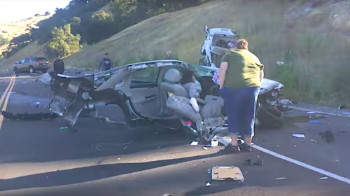 Mujer se accidenta, su carro se parte en dos, pero ella resulta ilesa