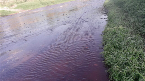 El río Villa Lobos se tiñe de rojo
