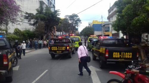 Hombre dispara al aire con fusiles de asalto y provoca caos en zona 9