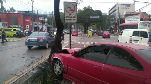 Viernes de lluvia y caos: así está el tráfico en la ciudad capital