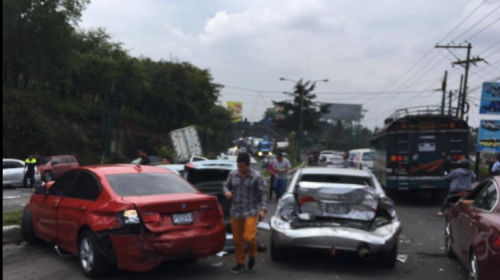 Camión choca contra tres vehículos y genera caos en ruta hacia Antigua