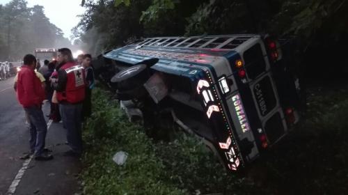 Accidente de autob&uacute;s deja seis heridos en Retalhuleu