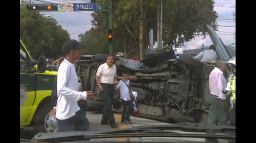 Bus escolar choca y vuelca en la zona 6