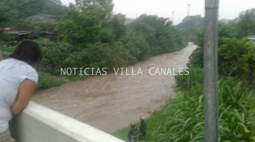 Bomberos buscan a ni&ntilde;a que fue arrastrada por el r&iacute;o Platanitos