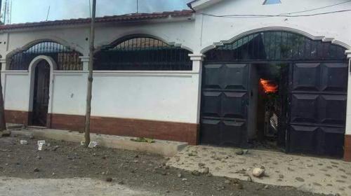 Manifestantes queman casa del alcalde y causan caos en Izabal