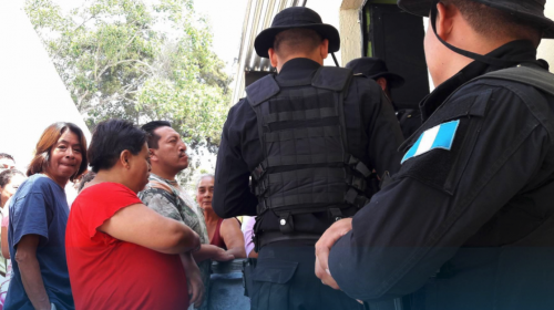 Vecinos casi linchan a dos mujeres en Mixco