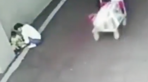 Graban cuando una madre abandona a su beb&eacute; en un estacionamiento