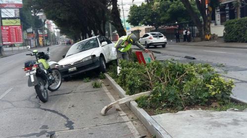 Extra&ntilde;o accidente deja veh&iacute;culo a contrav&iacute;a en la zona 9