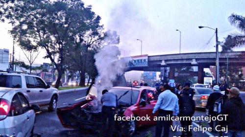 Conductor ebrio choca en la calzada Roosevelt y provoca tr&aacute;fico