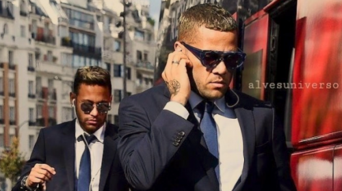 Dani Alves irrumpe en una sesi&oacute;n fotogr&aacute;fica de Neymar 
