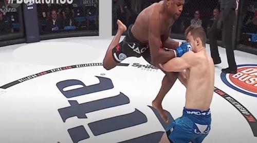 MMA: luchador debuta con un r&aacute;pido nocaut tras un brutal rodillazo