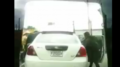 A pie, un grupo de cinco hombres roba a conductor en la Bolívar