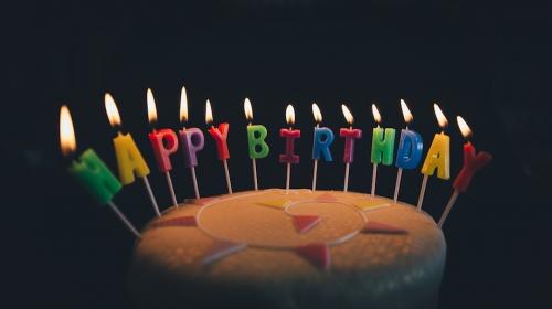 Emotiva reacción del niño que nunca había tenido pastel de cumpleaños