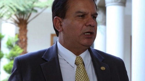 Gobernador de Guatemala justifica sus dos plazas p&uacute;blicas