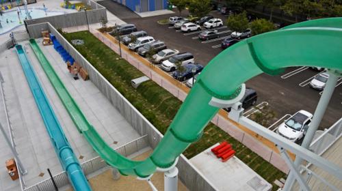 Ni&ntilde;o sufre un brutal golpe en tobog&aacute;n de un parque acu&aacute;tico