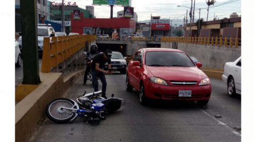 Disparan contra presuntos delincuentes y abandonan moto en zona 11