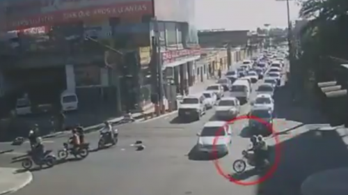 Panel provoca accidente de tránsito y PMT persigue al conductor