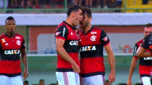 Jugadores del mismo equipo protagonizan pelea en un partido