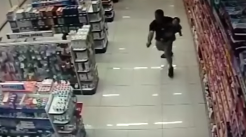 En su d&iacute;a libre y con su beb&eacute; en brazos, polic&iacute;a mata a dos ladrones