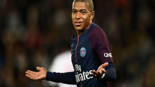 Mbapp&eacute; recibe un inesperado regalo en los vestidores del PSG