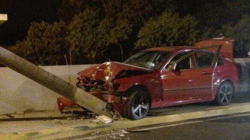 Conductor en aparente estado de ebriedad derriba poste en la USAC