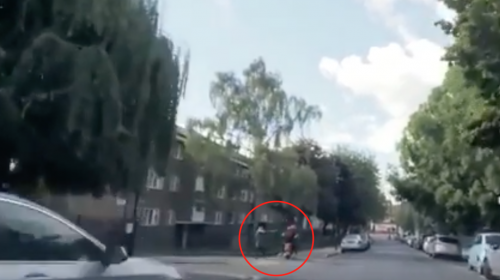 La reacci&oacute;n de un peat&oacute;n ante dos asaltantes que roban en moto