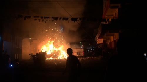 Incendio de grandes proporciones se registra en la Terminal de Xela 