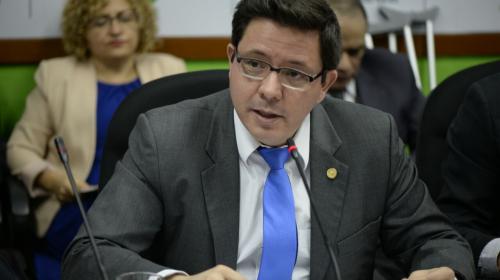 Ministro de Finanzas le pide a FCN "no contaminar" el presupuesto