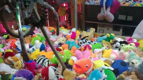 El inusual "premio" encontrado dentro de una m&aacute;quina de peluches 