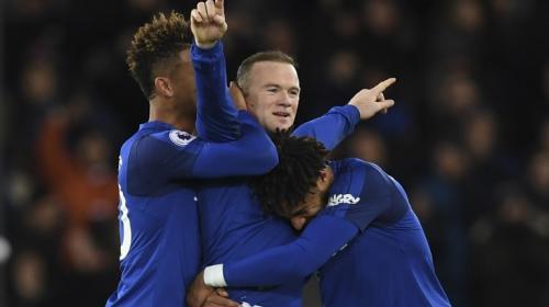 El golazo de Rooney que casi termina pegando en el árbitro