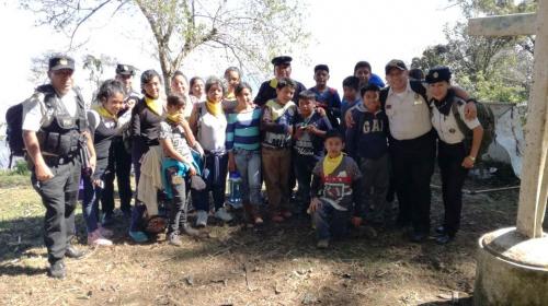 &iquest;Qu&eacute; hace un grupo de ni&ntilde;os con agentes de PNC en el volc&aacute;n de Agua?