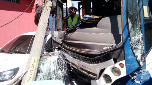 Esto cuesta empotrarse contra un poste de energía eléctrica