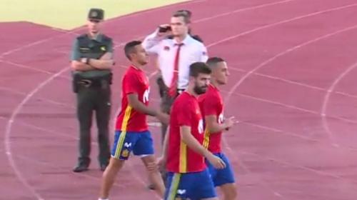 Con abucheos e insultos reciben a Piqu&eacute; en la pr&aacute;ctica de la Selecci&oacute;n