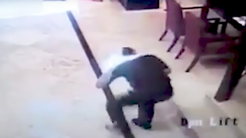 Celular explota inexplicablemente en bolsa de la camisa de un hombre