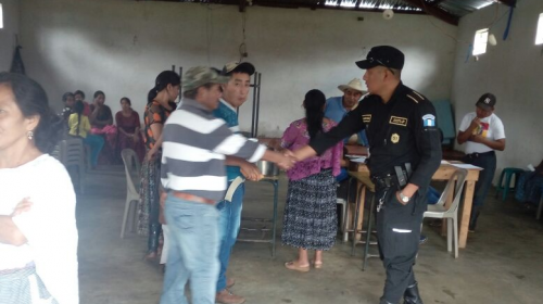 PNC auxilia a familias afectadas por desbordamiento del r&iacute;o Cahab&oacute;n