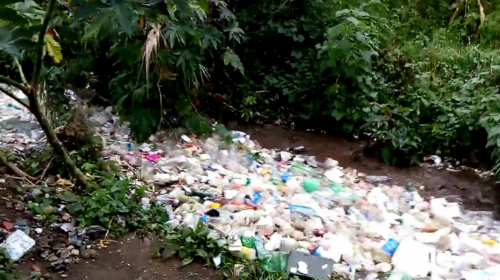 Se hace viral el video del r&iacute;o de basura que corre en Chimaltenango
