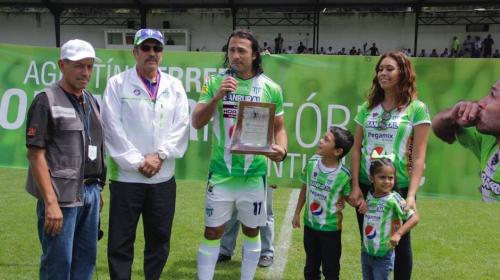 Antigua reconoce al "Tin" Herrera como m&aacute;ximo goleador en su historia